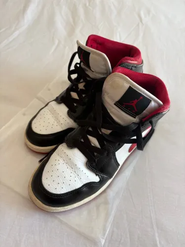 Air Jordan 1 Retro High OG - Black/White/Red