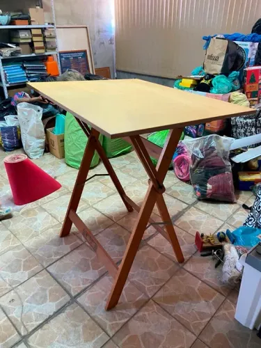 Mesa de desenho dobrável em madeira