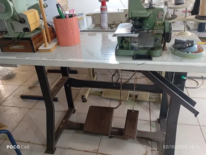 Máquina overloque semi industrial Singer