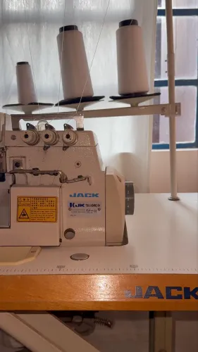 Máquina de Costura Industrial Jack JK 795 - Completa, Pouco Uso, Impecável