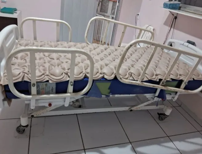 Cama hospitalar elétrica com controle remoto 