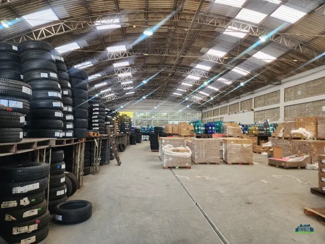 GALPÃO COM ÁREA TOTAL DE 4.500m²