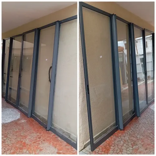 Portas Balcão em alumínio cinza escuro todas correm 6.05 x 2.52 completas.