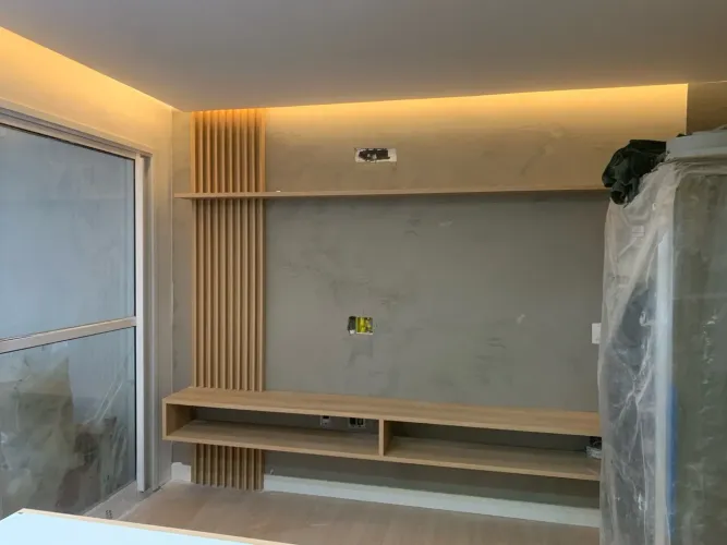 Painel de TV moderno com elementos amadeirados