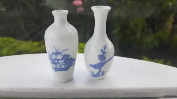 par de vasos antigos em porcelana casca de ovo com pintura manual 9cm