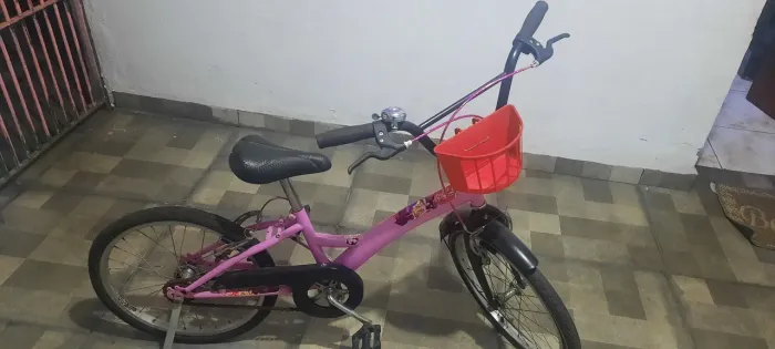 Bicicleta infantil rosa com cesta