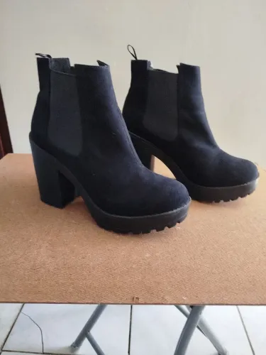 Bota Chelsea preta de salto alto H&M Tam.39