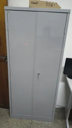 Armário de aço com duas portas