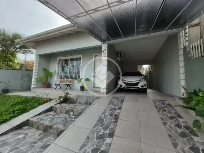 FCS-Ampla Casa com 3 dormitórios, sendo 1 suíte com hidromassagem em Capoeiras, Florianópo