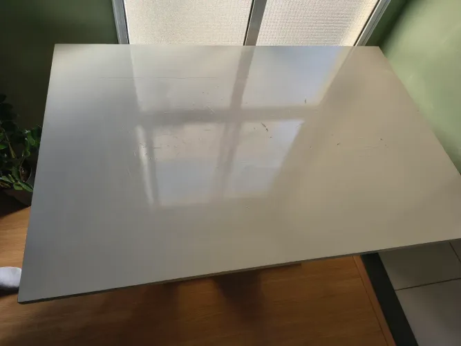 Vendo mesa, sem as cadeiras e com alguns arranhões.