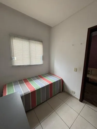 Alugo quarto individual com banheiro privado