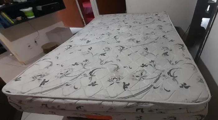 Colchão casal de mola ensacada usado por 400 reais