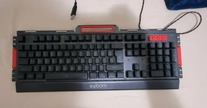 Teclado com luz RGB e cabo reforçado