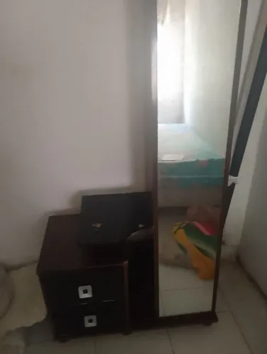 Uma penteadeira cm marca de uso mas está perfeita