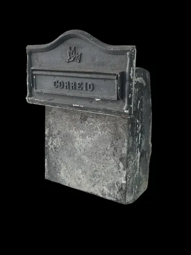 Antiga e grande caixa de correio para parede 48x37x20 cm