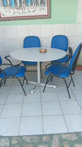 Vendo mesa com cadeiras