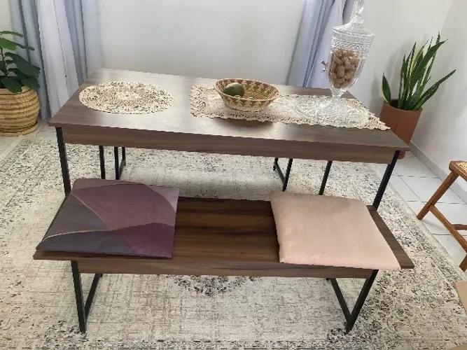 Uma mesa com dois bancos por 300,00