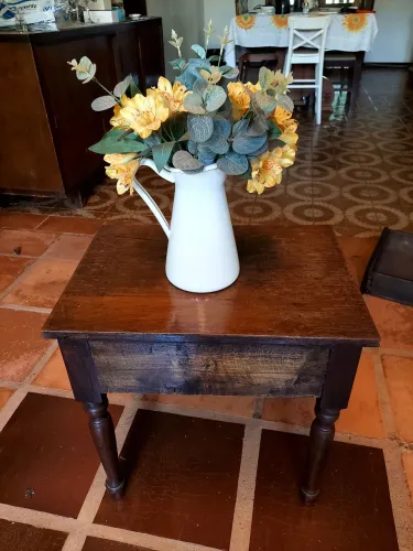 Mesa de cabeceira sem gaveta