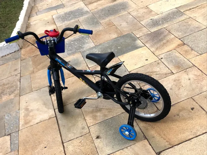 Bicicleta infantil aro 14 - btwin com rodinha ajustável
