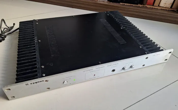AMPLIFICADOR CYGNUS PA 400 ( LINDÍSSIMO )