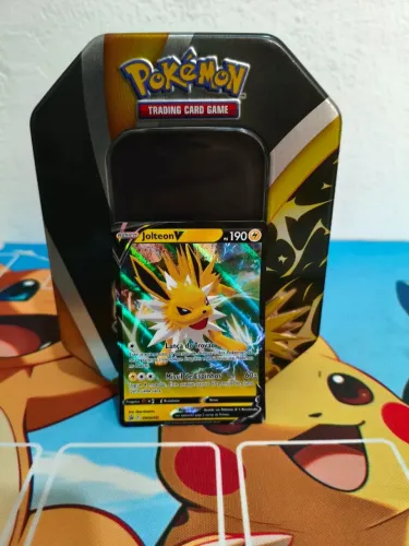 Lata Evoluções de Eevee - Jolteon-V - Carta Mais Lata Vazia