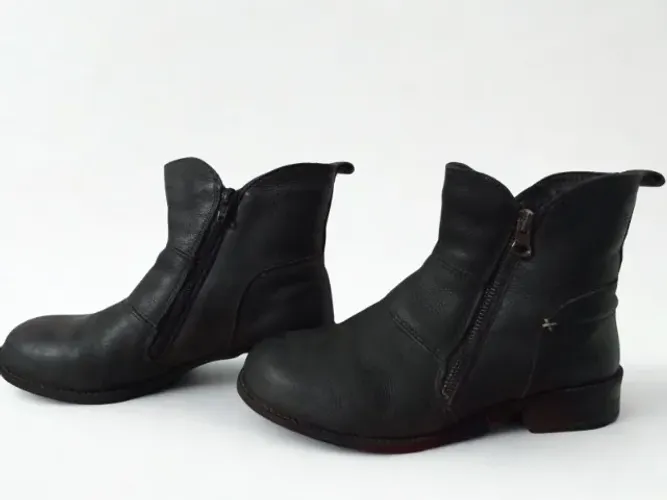 Bota cano curto de couro