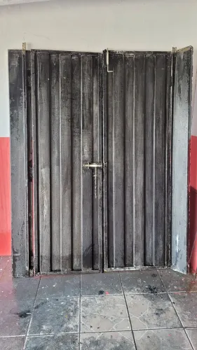 2 folhas de portão de ferro