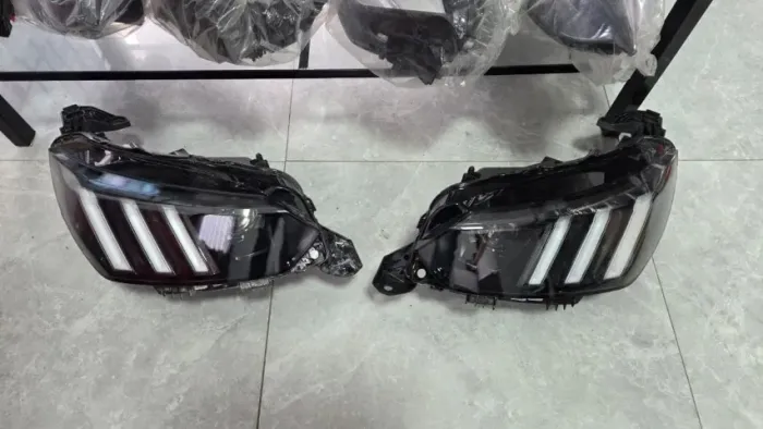 Par de farol Peugeot 208 2024