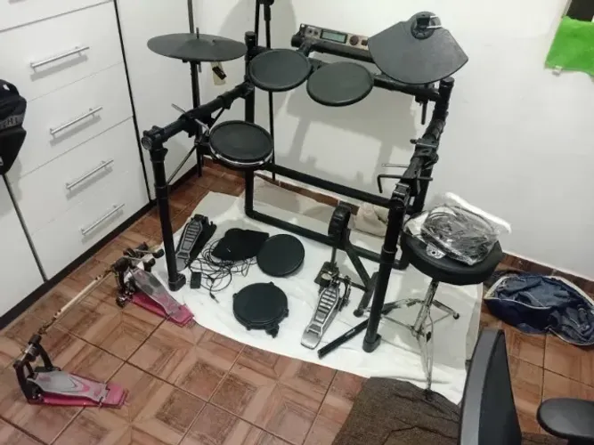 Bateria Eletrônica Alesis DM5 Completa + Pedal Duplo e Acessórios