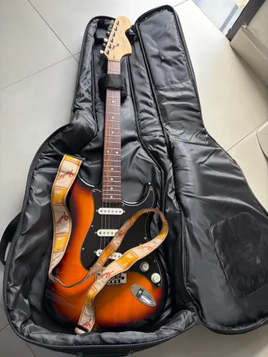 Guitarra Strato Squier