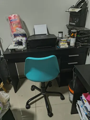 Mesa e cadeira de escritório 