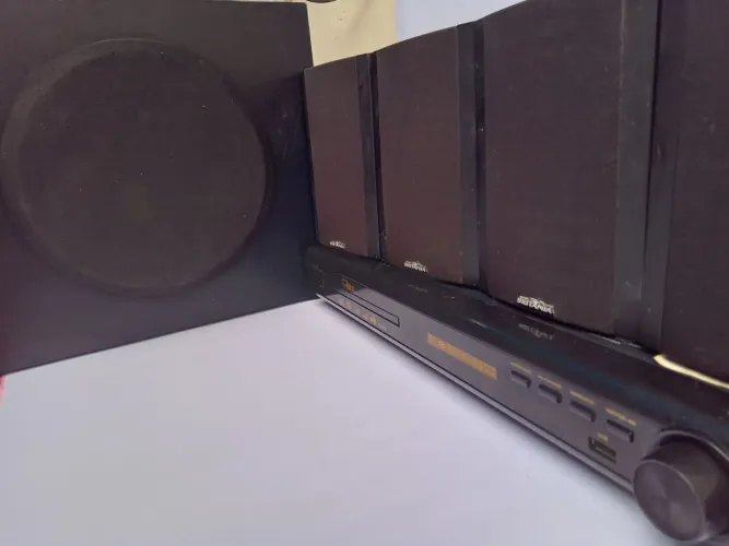 Home Theater Britânia com 4 caixinhas pequenas e 1 grande .para concerto