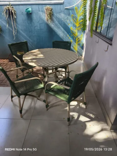 Mesa com 4 cadeiras em alumínio