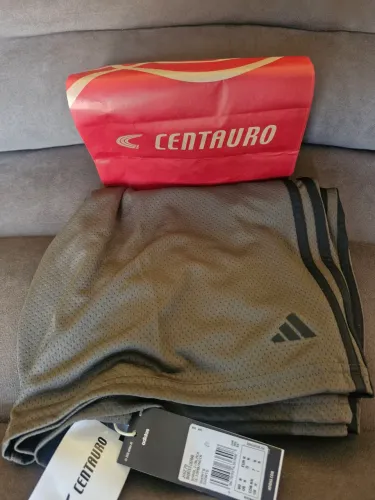 Bermuda Adidas comprada na Centauro no shopping Metropole nova