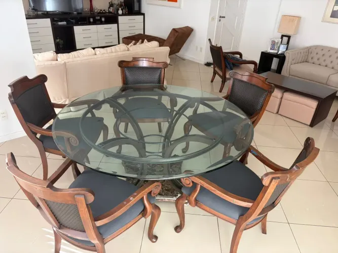 VENDO MESA DE JANTAR REDONDA E 5 CADEIRAS