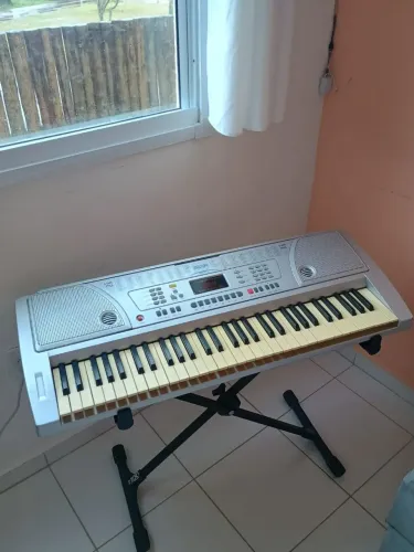 Teclado musical uso em perfeito funcionamento