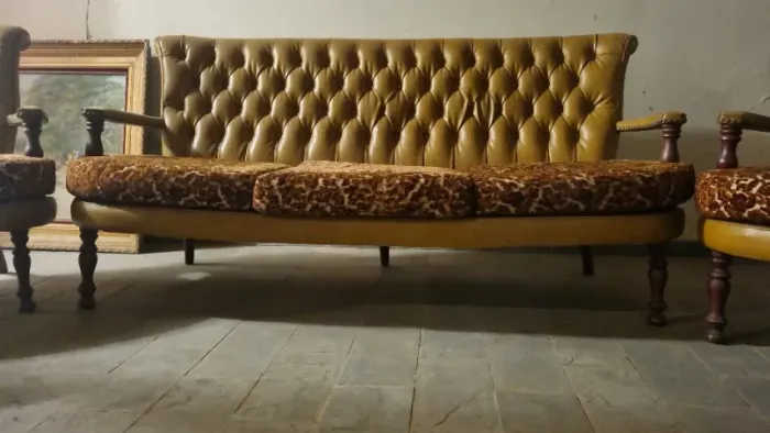 Sofá Clássico em Capitonê Estilo Bergère Francês - Relíquia de Família