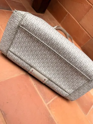 Bolsa Victor Hugo Original Monograma Off White/Cinza com Detalhes Rosa