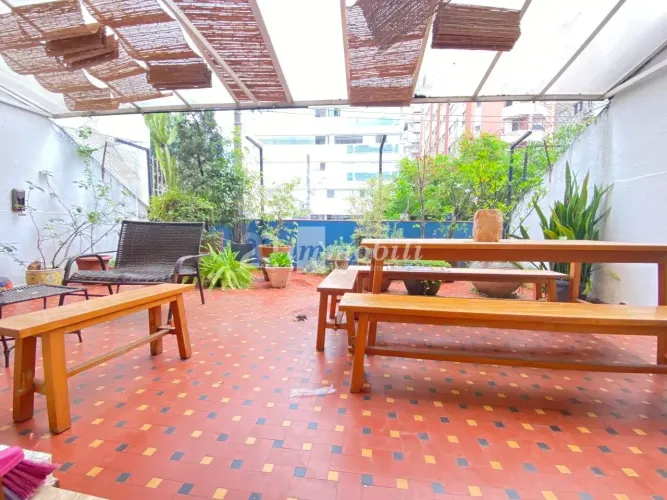 Apartamento com Quintal