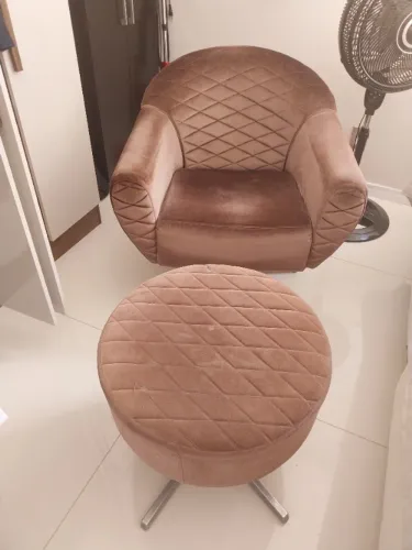 Poltrona e puff giratórios