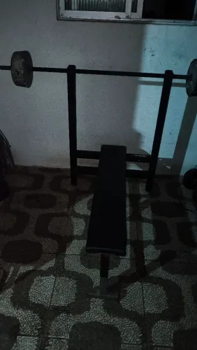 Supino reto academia musculação 