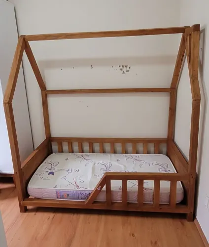 Cama montessoriana infantil com colchão