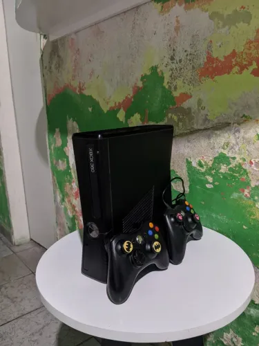 O console vai com dois controles um original e o ouro novo na caixa. Interessado chama PV.