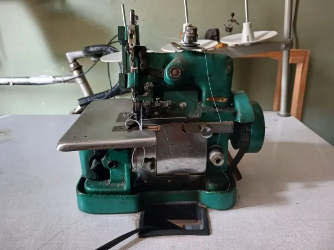 Máquina Overlock com mesa