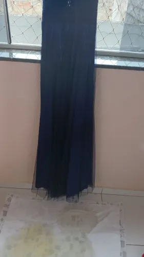 Vestido de festa azul marinho de tule e pedras