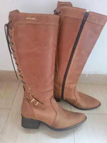 Bota couro cano alto n° 37