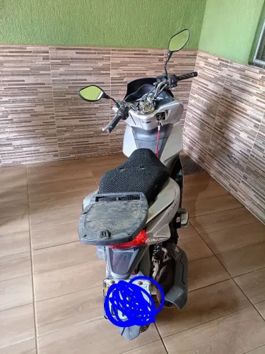Vende-se moto PCX Tel: *