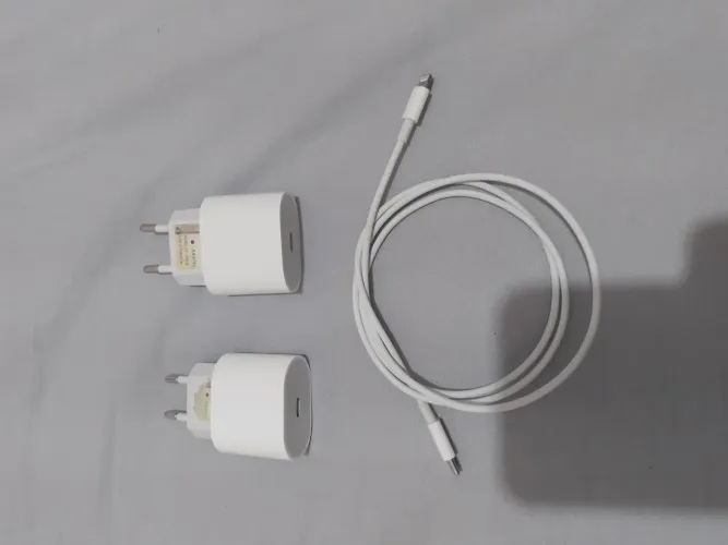 Carregador de iPhone do 11 até o 14 funciona  perfeitamente 