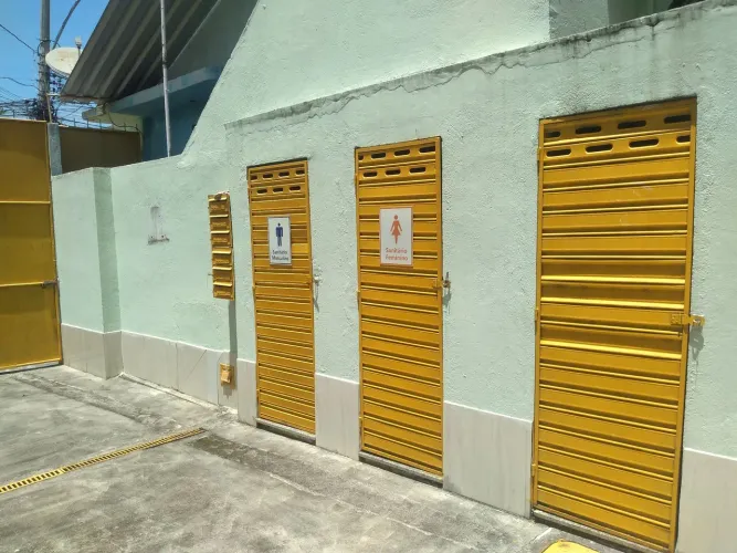 lojas no térreo(4)+ 3 banheiros, salão de festas na parte superior