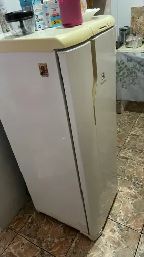 VENDE SE GELADEIRA CONSERVADA